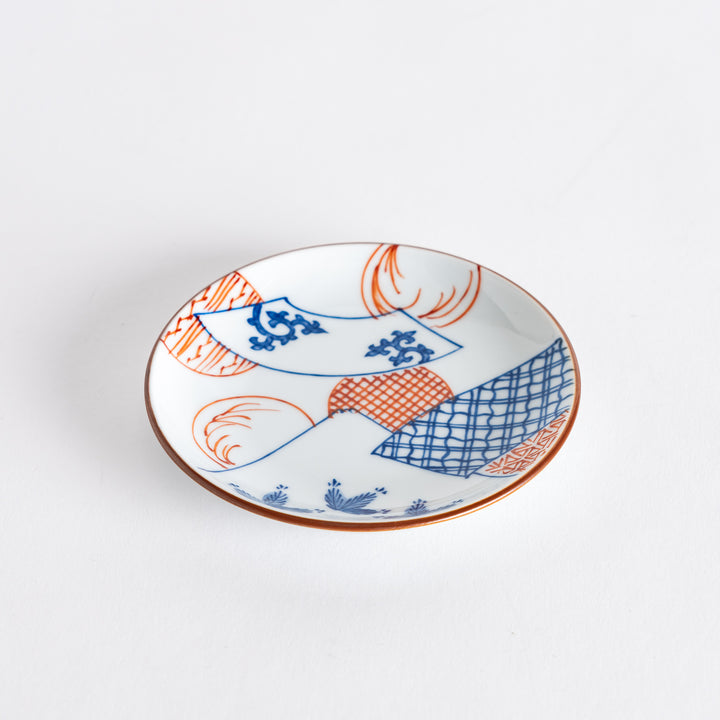 Side view of a sauce dish displaying its elegant shape and beautiful blue fan pattern alongside the illustration of Mount Fuji.