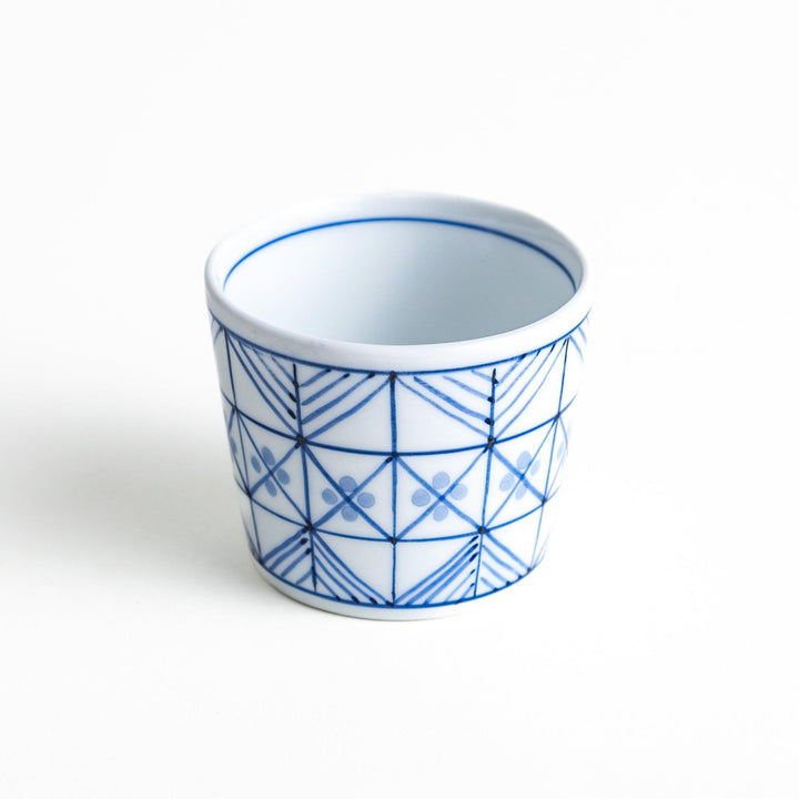 A condiment bowl featuring a geometric pattern of pine, bamboo, and plum, available in blue or red ink.