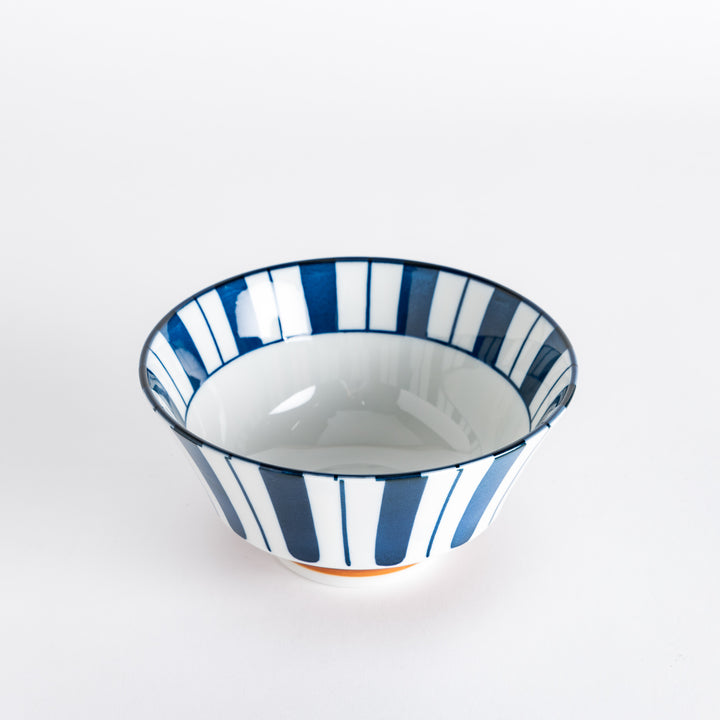 Flared design enhances the bowl’s aesthetic, offering a stylish presentation for any meal.