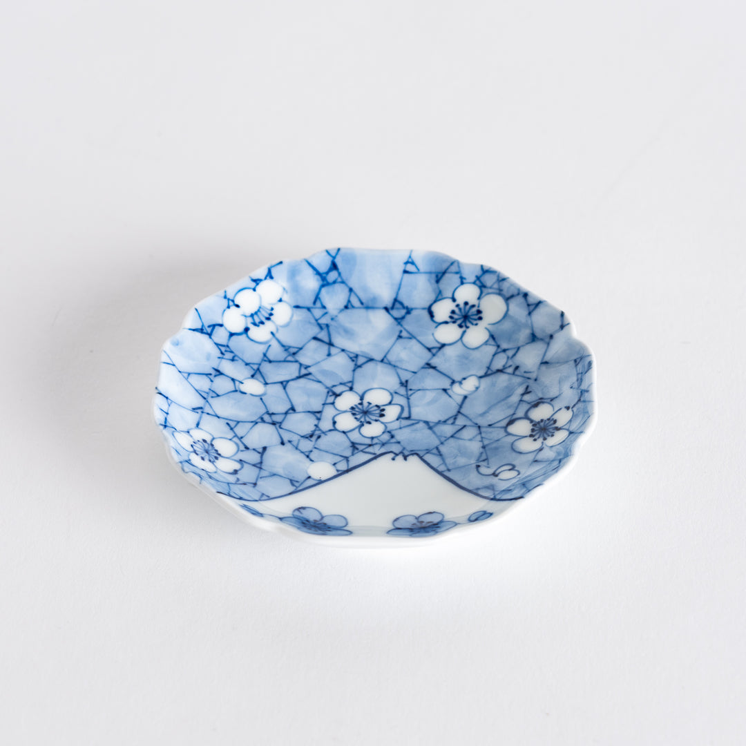 Angled top view of the round dish showcasing its floral patterns and Mount Fuji, highlighting its artistic craftsmanship.