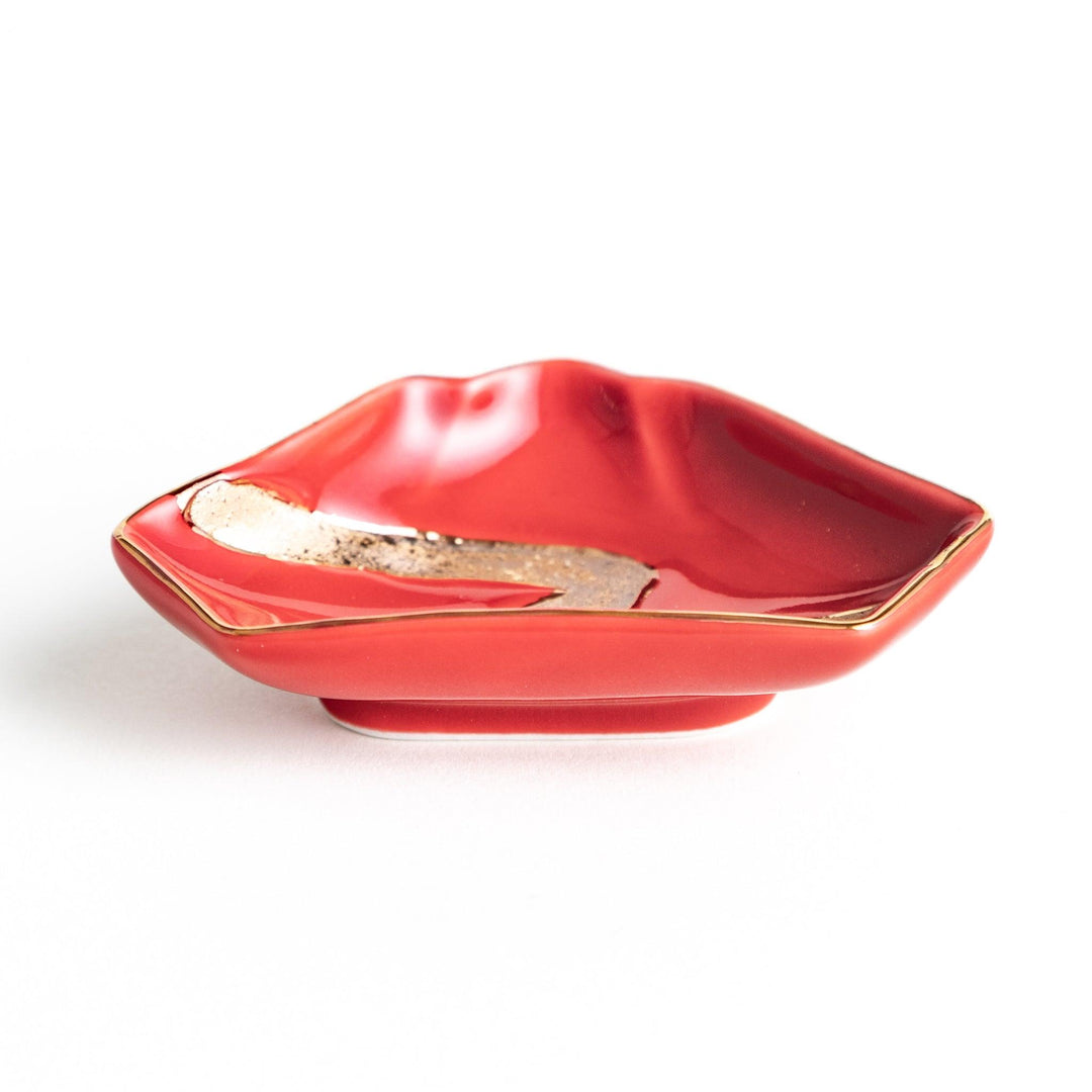 Mt. Fuji-shaped plate in red with a gold wave pattern.