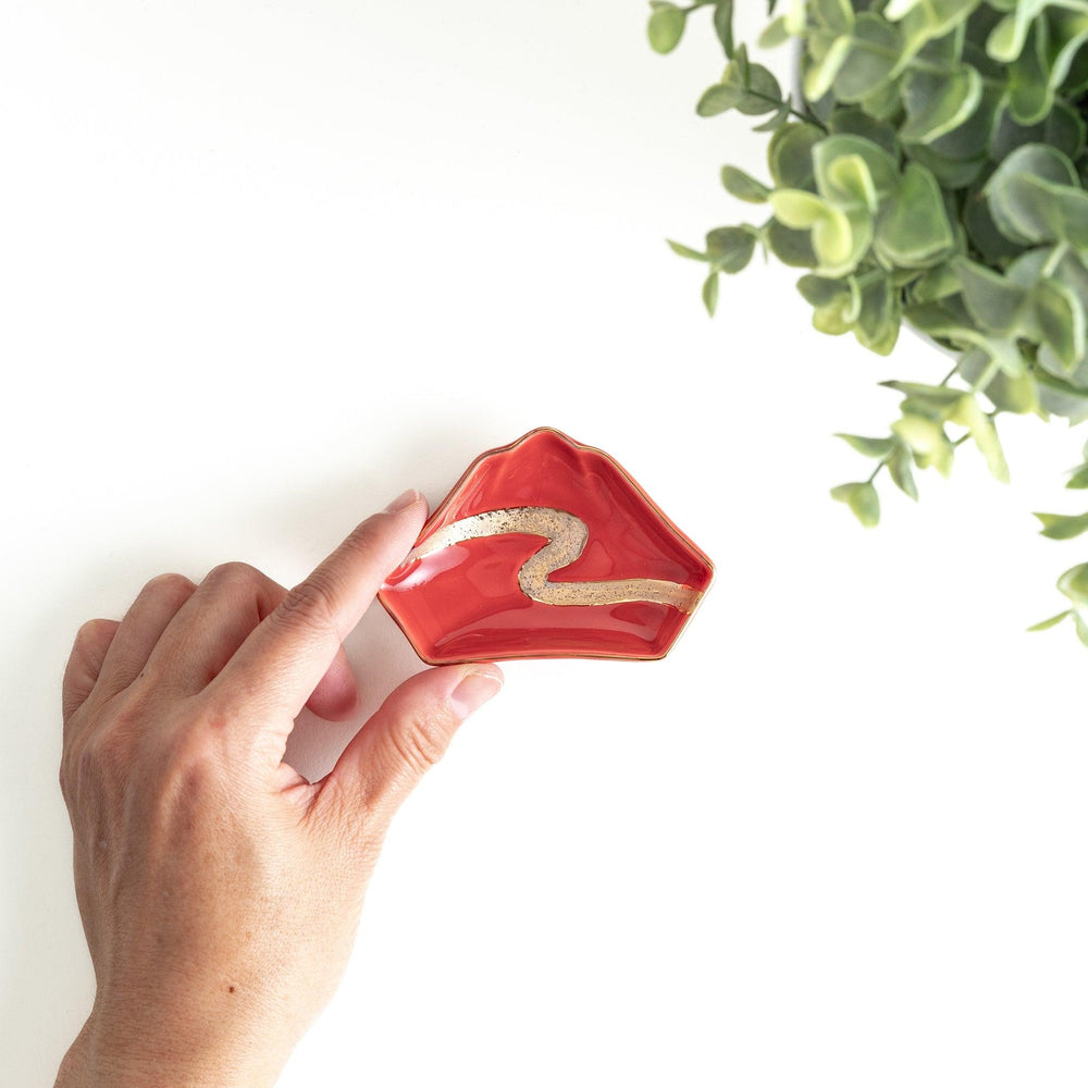 Mt. Fuji-shaped plate in red with a gold wave pattern.