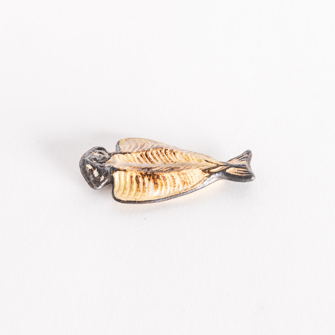 Chopsticks rest shaped like a grilled horse mackerel with realistic details.