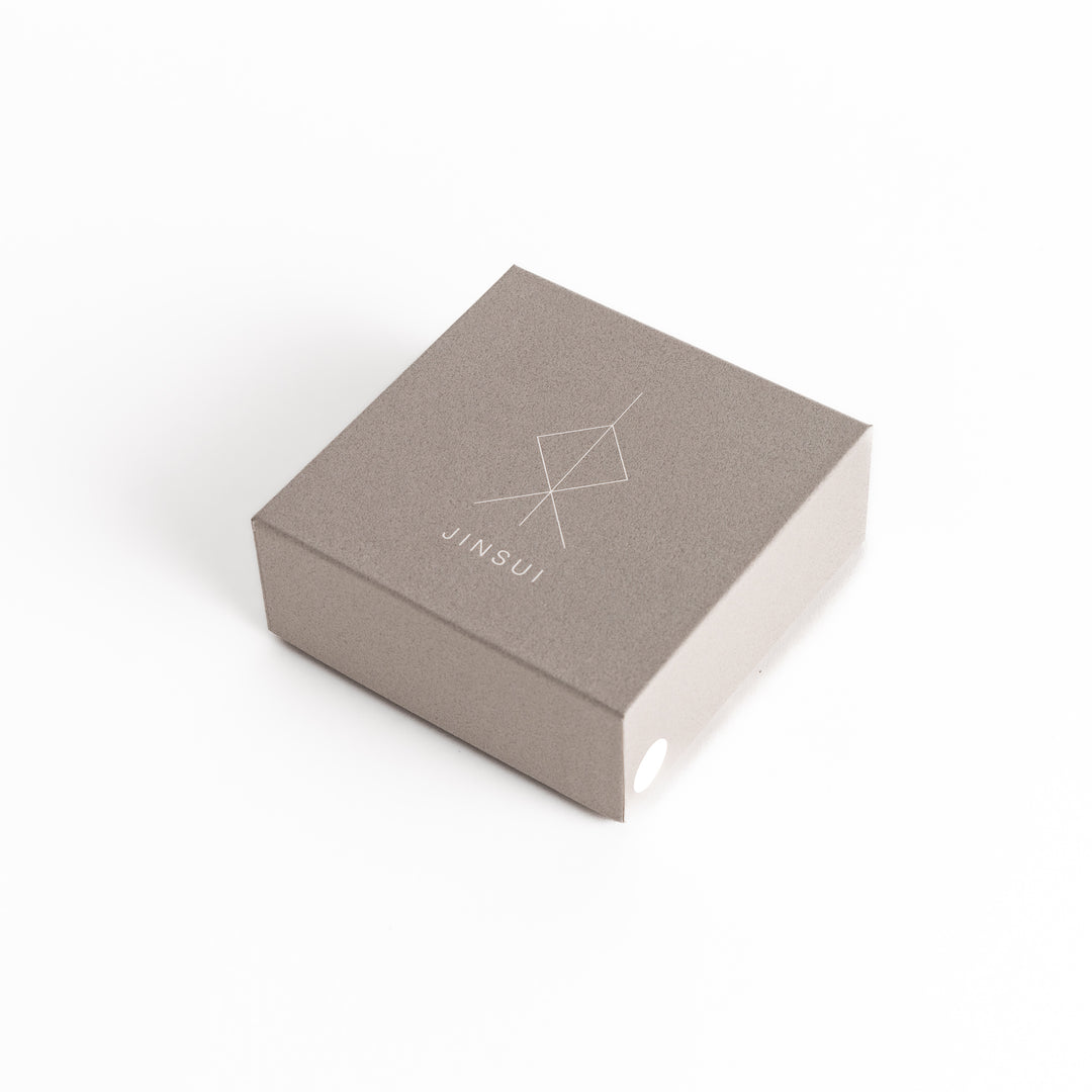 Packaging box for the teacup set, featuring secure storage and a minimalist design.