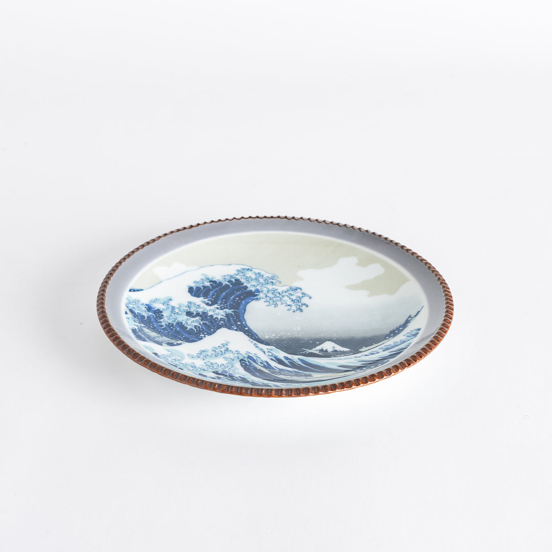 A round salad plate with the famous blue wave design, framed by a textured rim, inspired by Hokusai’s iconic art.