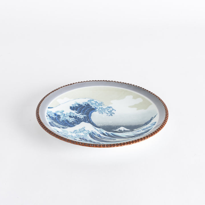 A round salad plate with the famous blue wave design, framed by a textured rim, inspired by Hokusai’s iconic art.