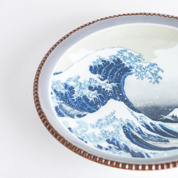 A round salad plate with the famous blue wave design, framed by a textured rim, inspired by Hokusai’s iconic art.