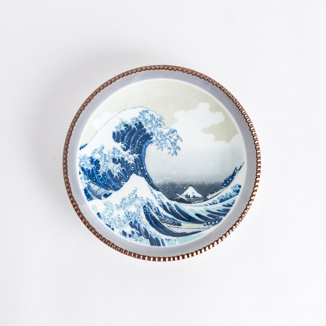 A round salad plate with the famous blue wave design, framed by a textured rim, inspired by Hokusai’s iconic art.