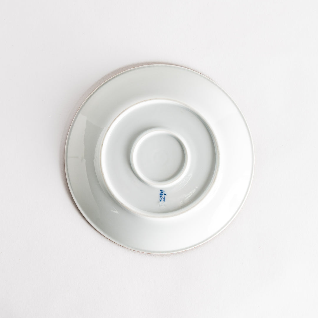 A round salad plate with the famous blue wave design, framed by a textured rim, inspired by Hokusai’s iconic art.