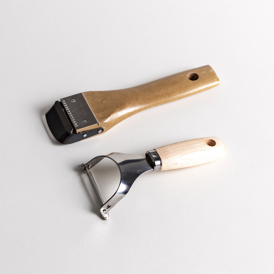 Set of peelers with wooden handles, designed for easy peeling and precise control.