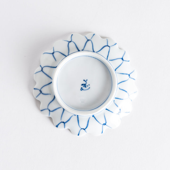 White sauce dish with a blue chrysanthemum mesh pattern and scalloped edges.