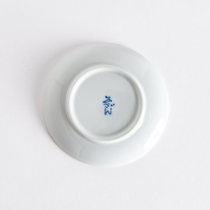 A round ceramic plate featuring 3 mini Mount Fuji with green leaves and red flowers around the edges.