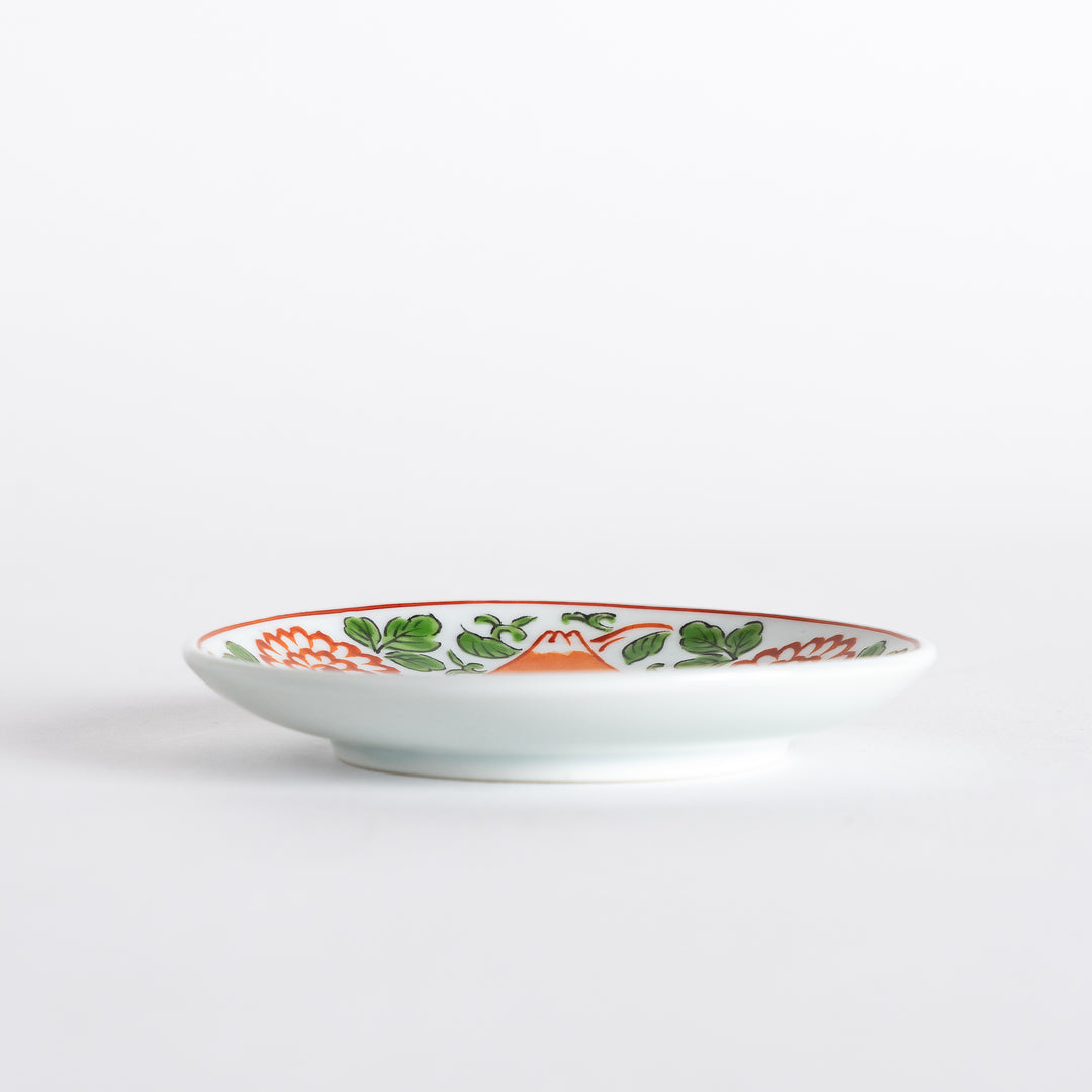 A round ceramic plate featuring 3 mini Mount Fuji with green leaves and red flowers around the edges.