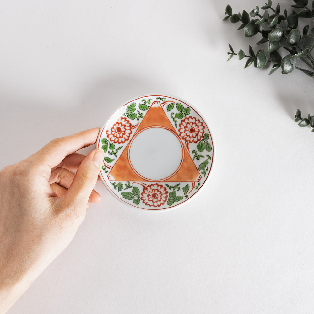 A round ceramic plate featuring 3 mini Mount Fuji with green leaves and red flowers around the edges.