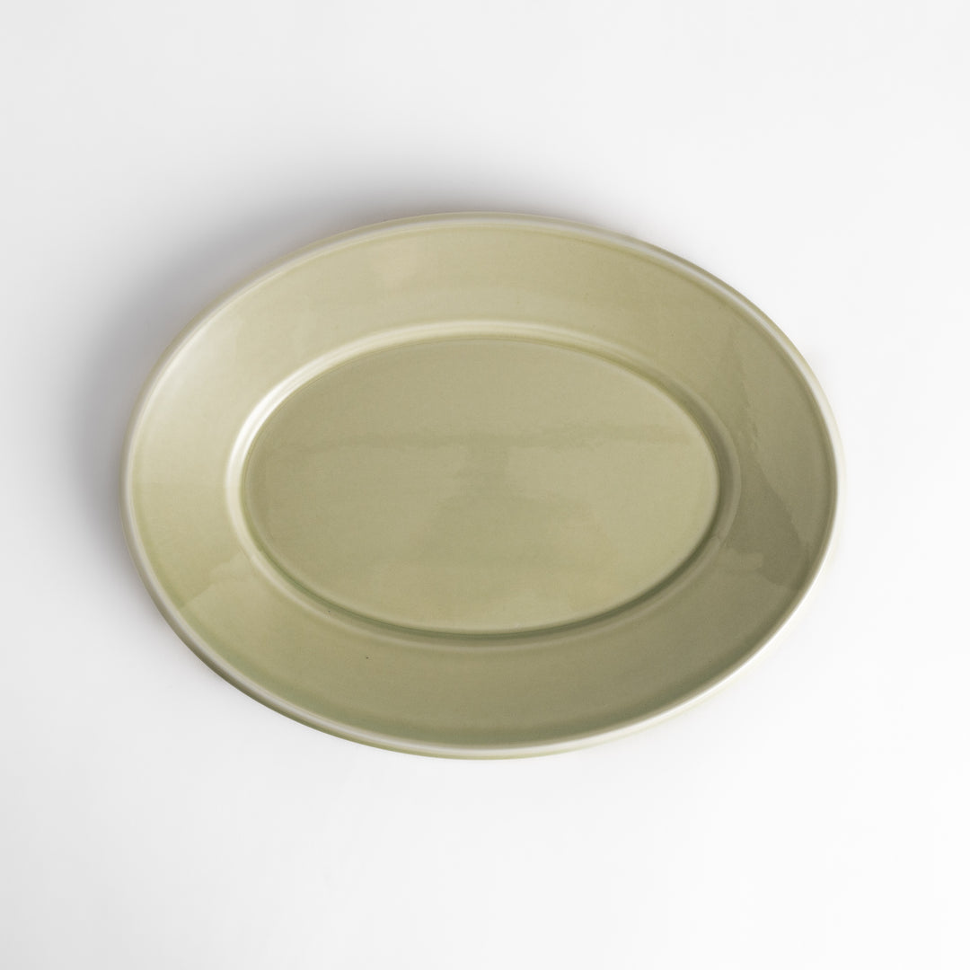 Durable and elegant green ceramic dinner plate, bringing a fresh touch to your table setting.