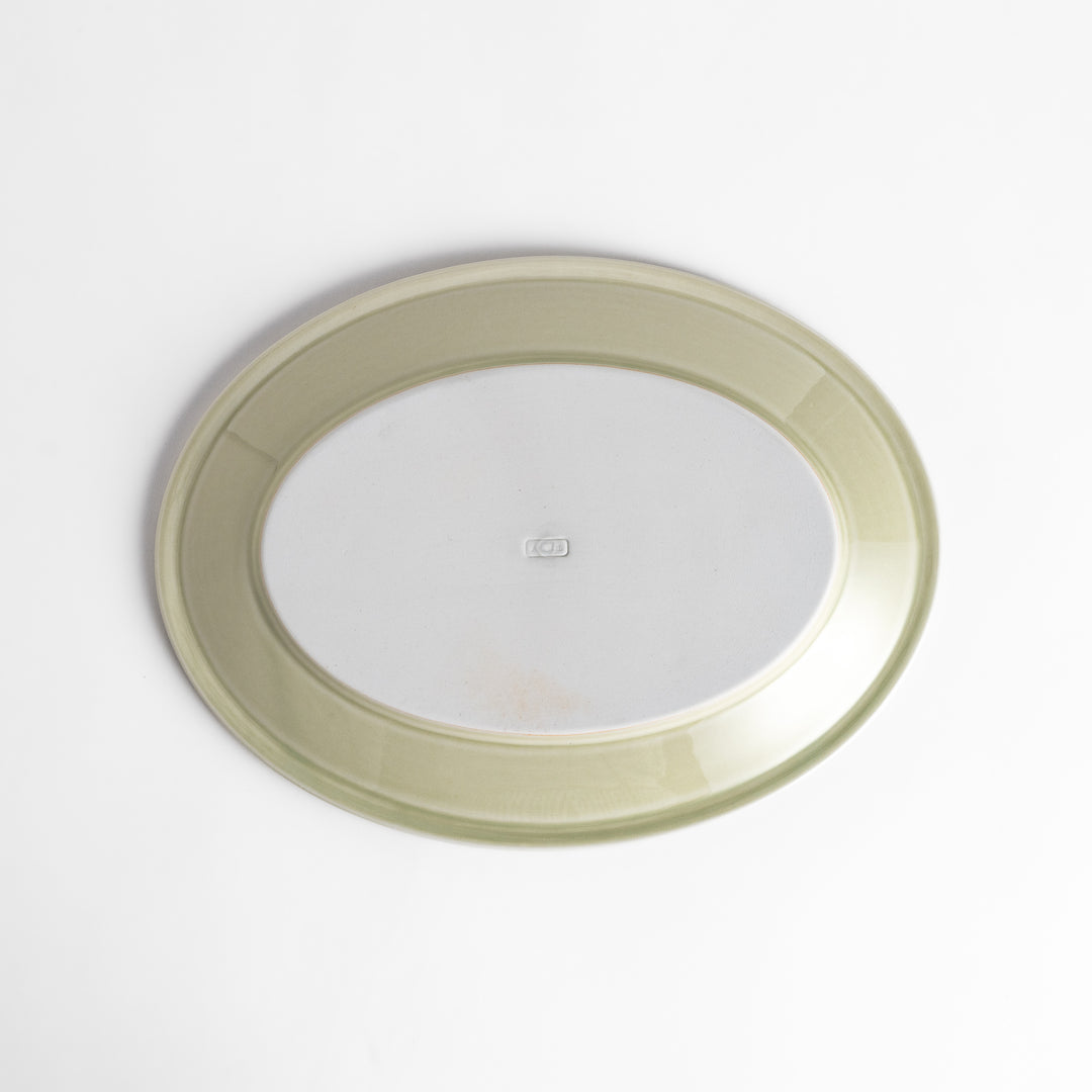 Durable and elegant green ceramic dinner plate, bringing a fresh touch to your table setting.