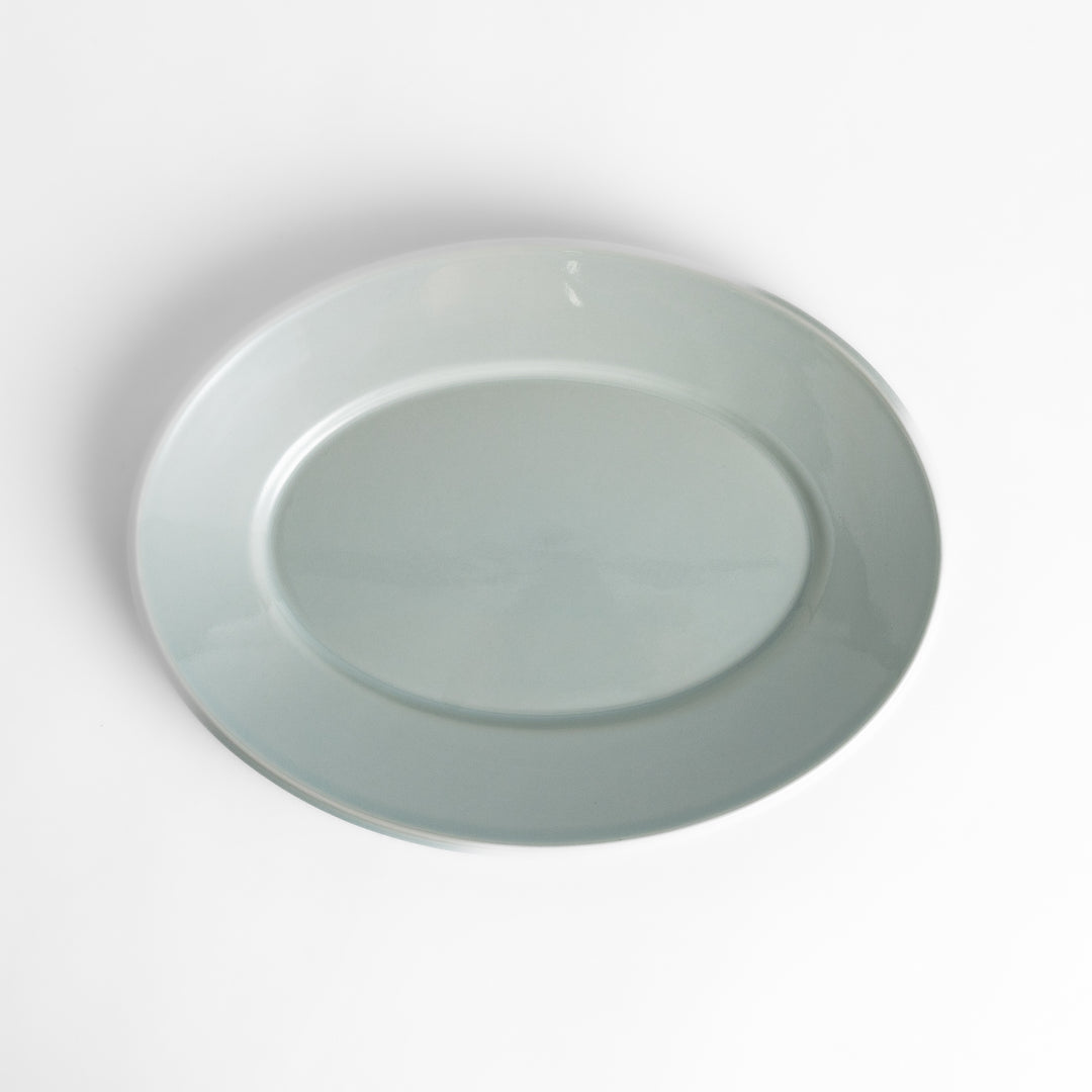 Durable and elegant white ceramic dinner plate, a classic and versatile addition to any table.