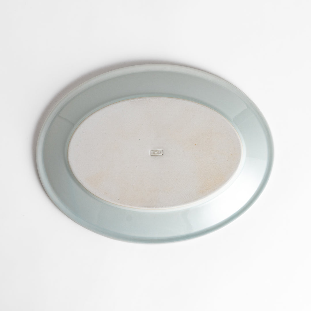 Durable and elegant white ceramic dinner plate, a classic and versatile addition to any table.