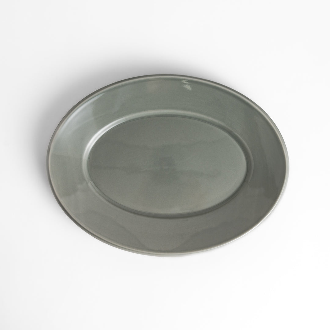 Durable and elegant gray ceramic dinner plate, offering a modern and sophisticated touch to your dining.