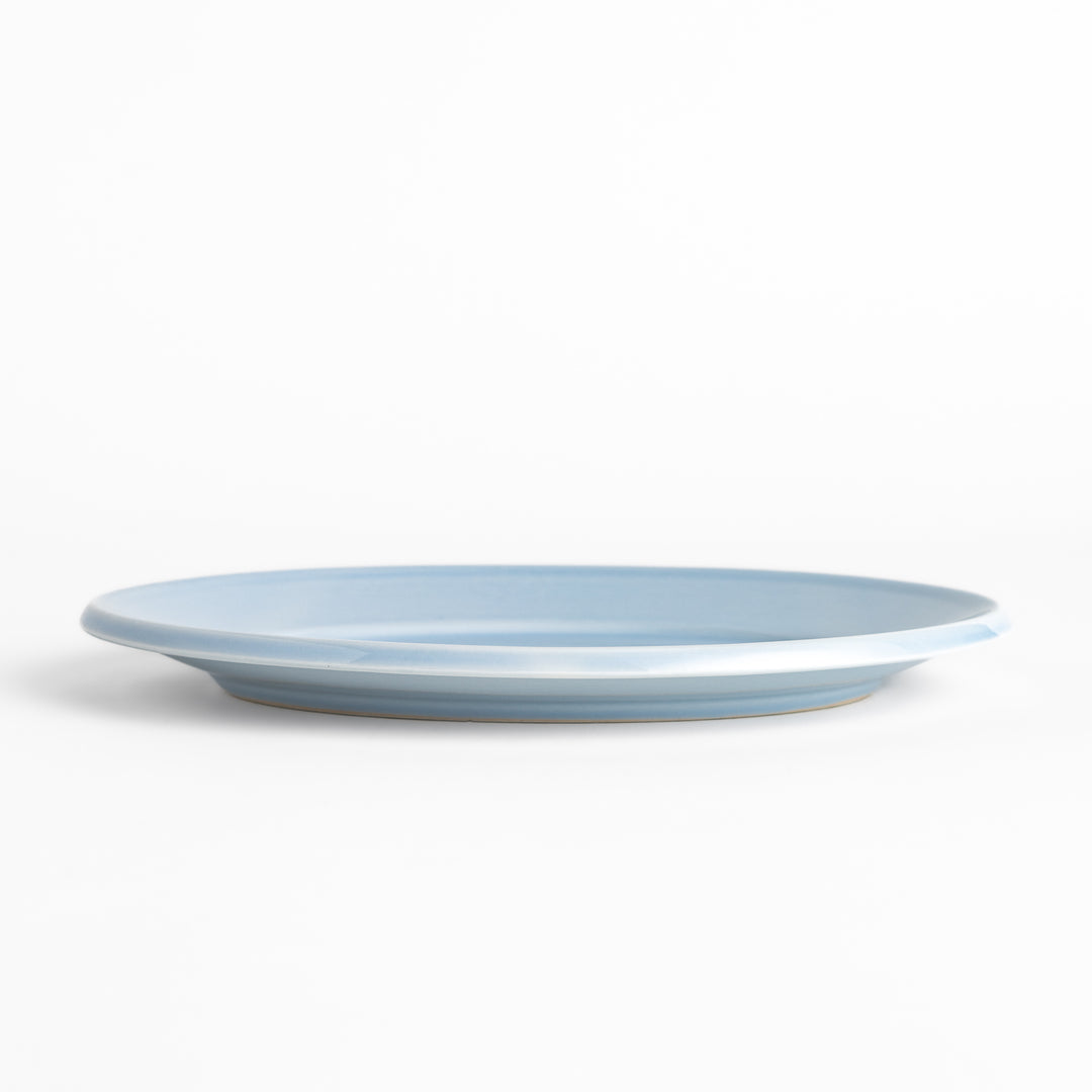 Durable and elegant blue ceramic salade plate, adding a pop of color to your table setting.