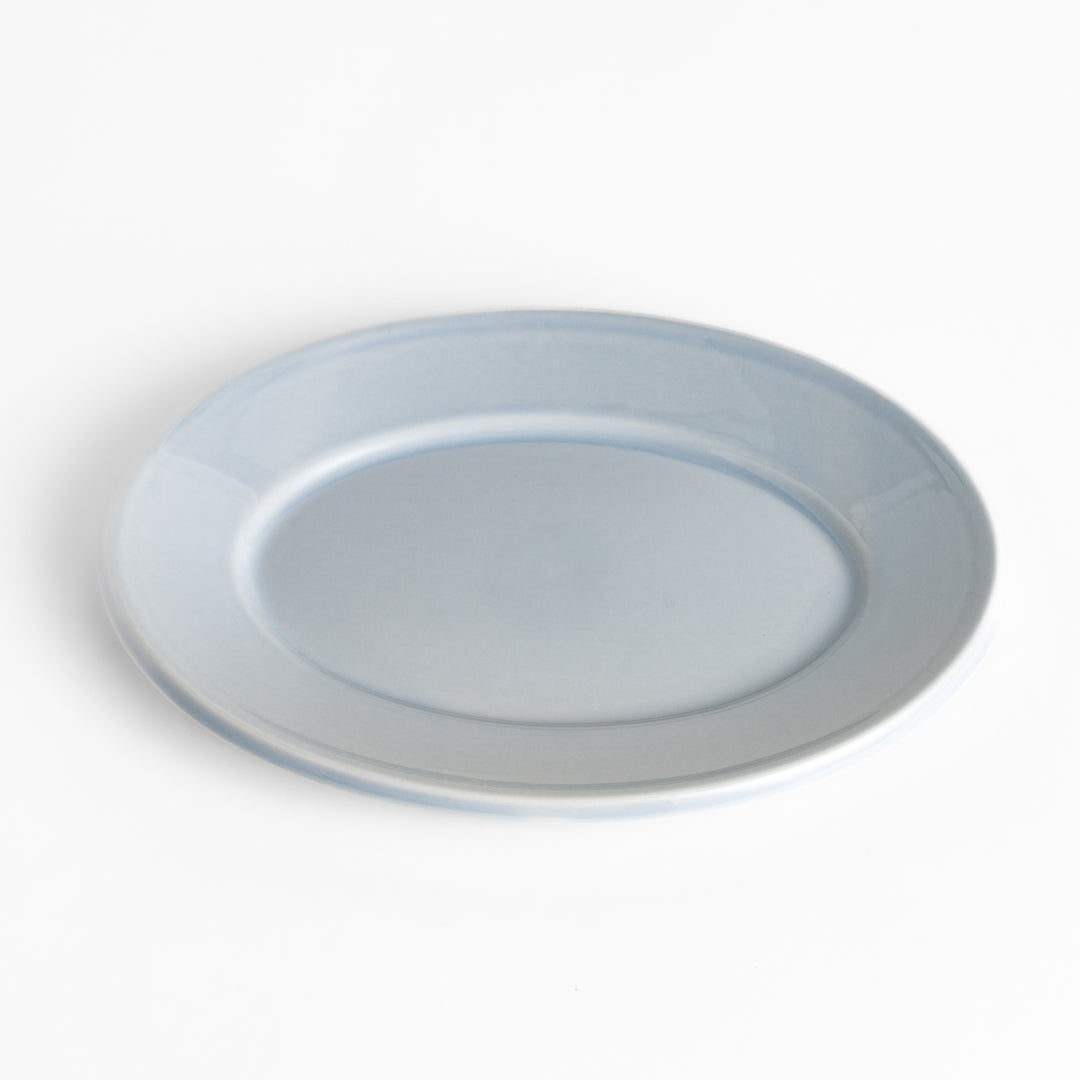 Durable and elegant blue ceramic salade plate, adding a pop of color to your table setting.