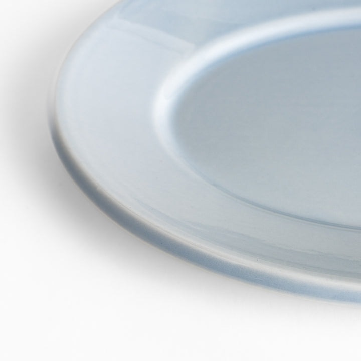 Durable and elegant blue ceramic salade plate, adding a pop of color to your table setting.