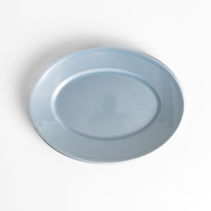 Durable and elegant blue ceramic salade plate, adding a pop of color to your table setting.