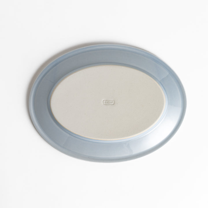 Durable and elegant blue ceramic salade plate, adding a pop of color to your table setting.