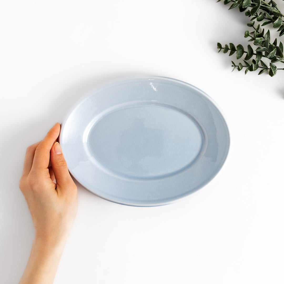 Durable and elegant blue ceramic salade plate, adding a pop of color to your table setting.