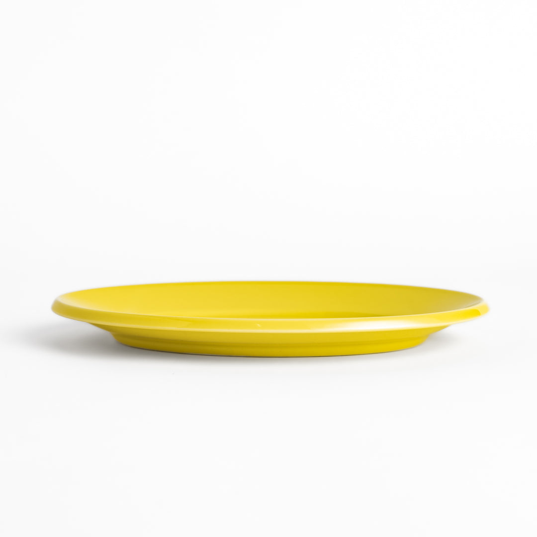 Durable and elegant yellow ceramic salade plate, adding a pop of sunshine to your table setting.