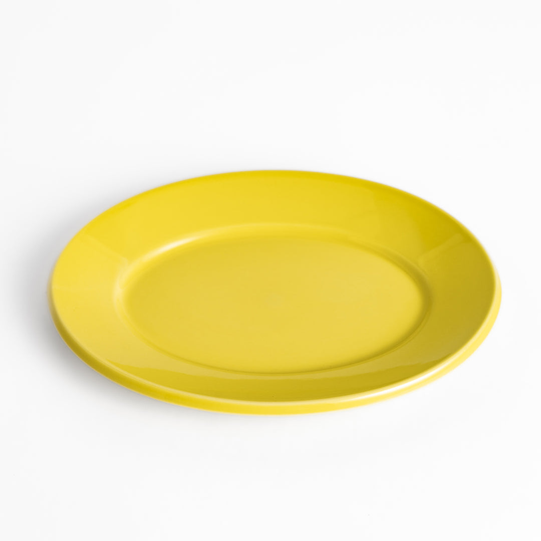 Durable and elegant yellow ceramic salade plate, adding a pop of sunshine to your table setting.