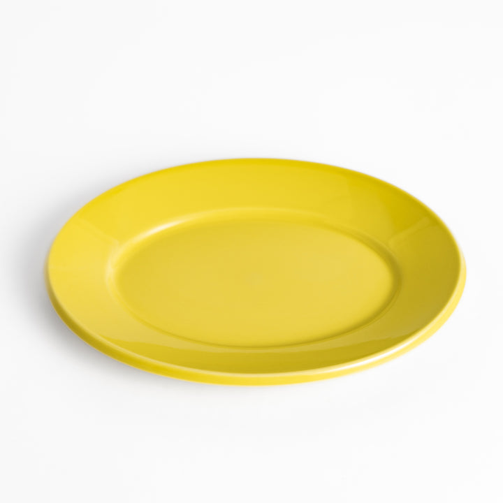 Durable and elegant yellow ceramic salade plate, adding a pop of sunshine to your table setting.