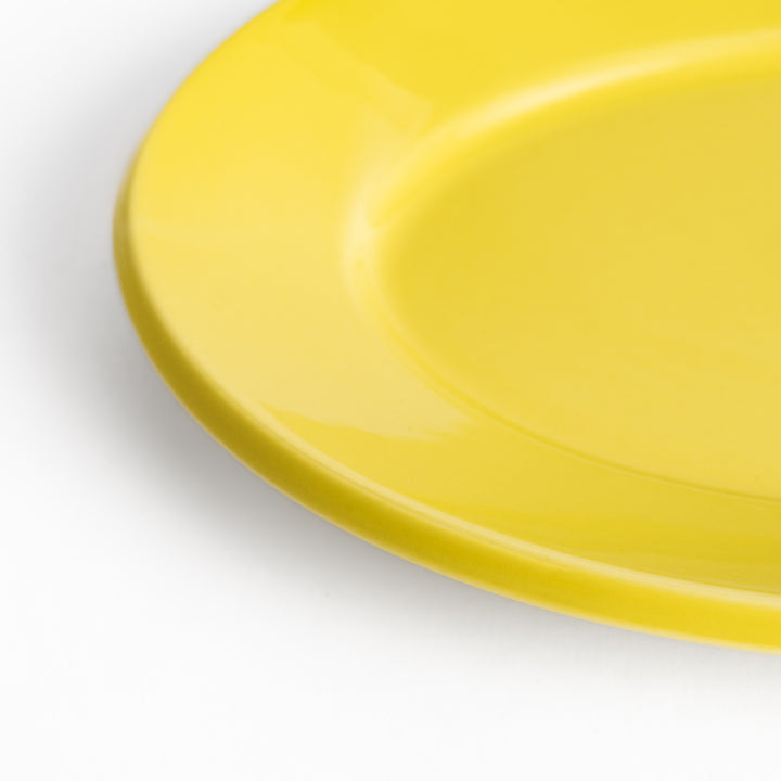 Durable and elegant yellow ceramic salade plate, adding a pop of sunshine to your table setting.