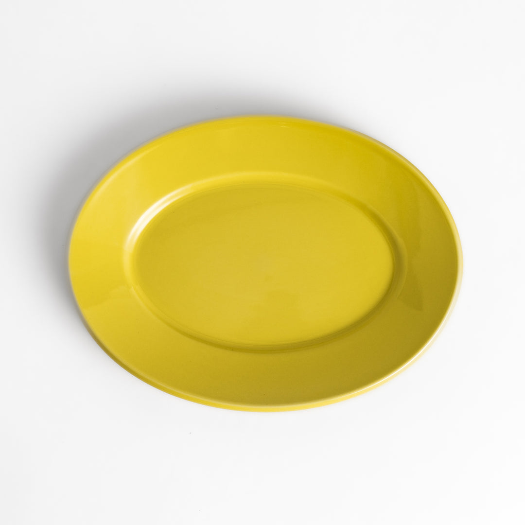 Durable and elegant yellow ceramic salade plate, adding a pop of sunshine to your table setting.