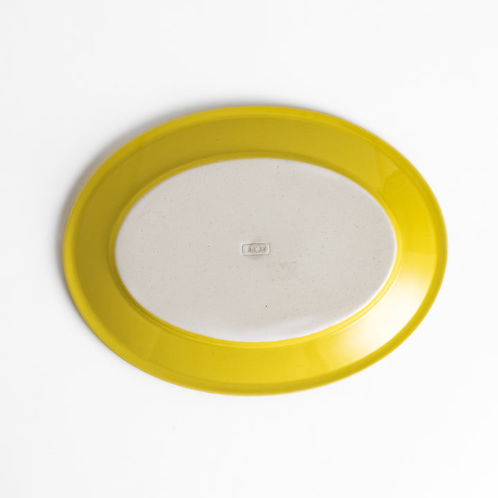 Durable and elegant yellow ceramic salade plate, adding a pop of sunshine to your table setting.