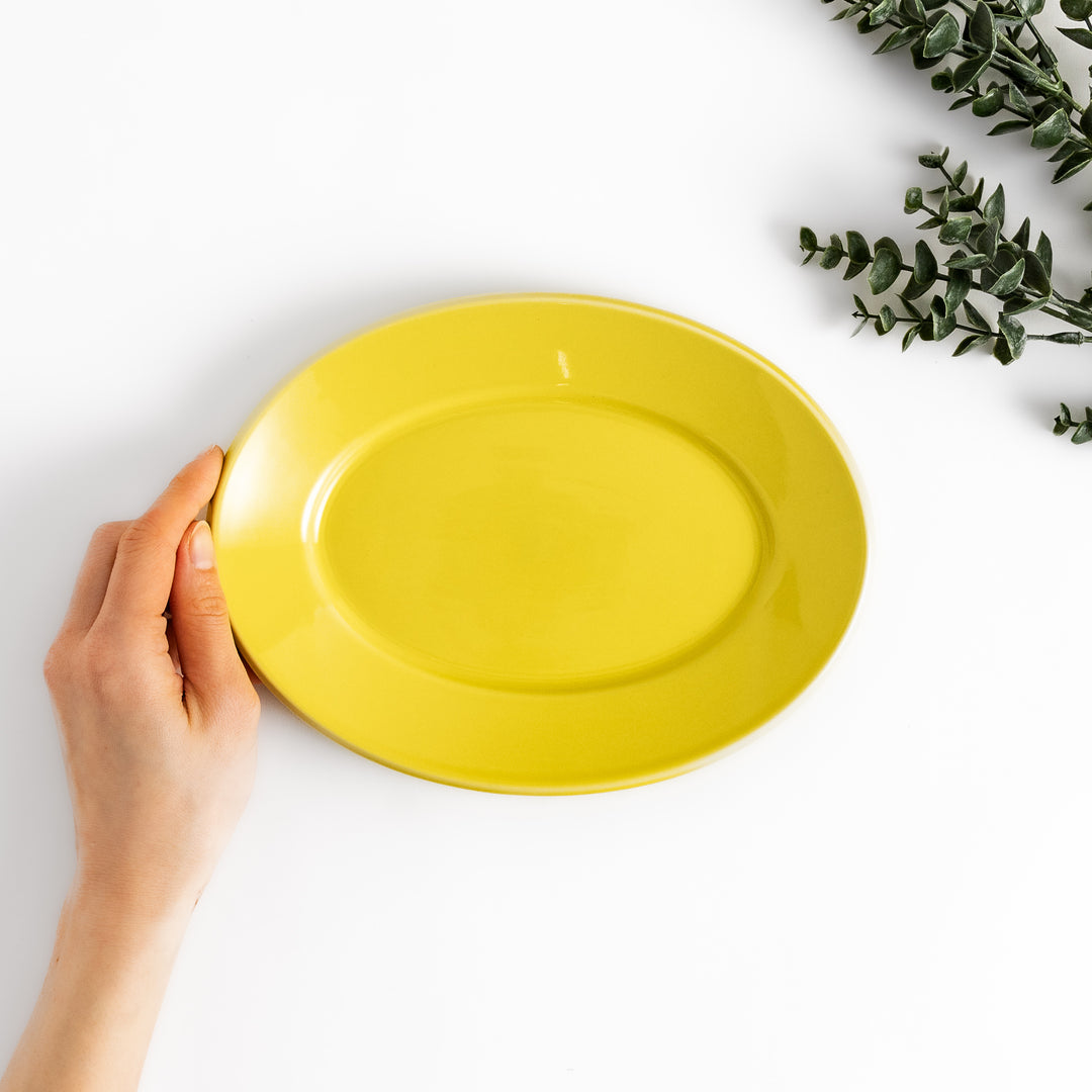 Durable and elegant yellow ceramic salade plate, adding a pop of sunshine to your table setting.