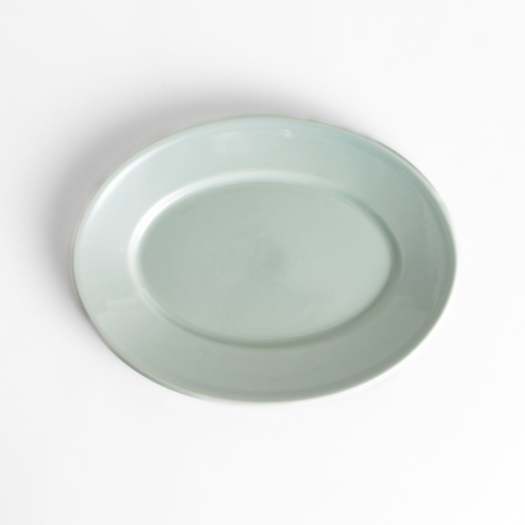 Durable and elegant white ceramic salade plate, a classic and versatile addition to any table.