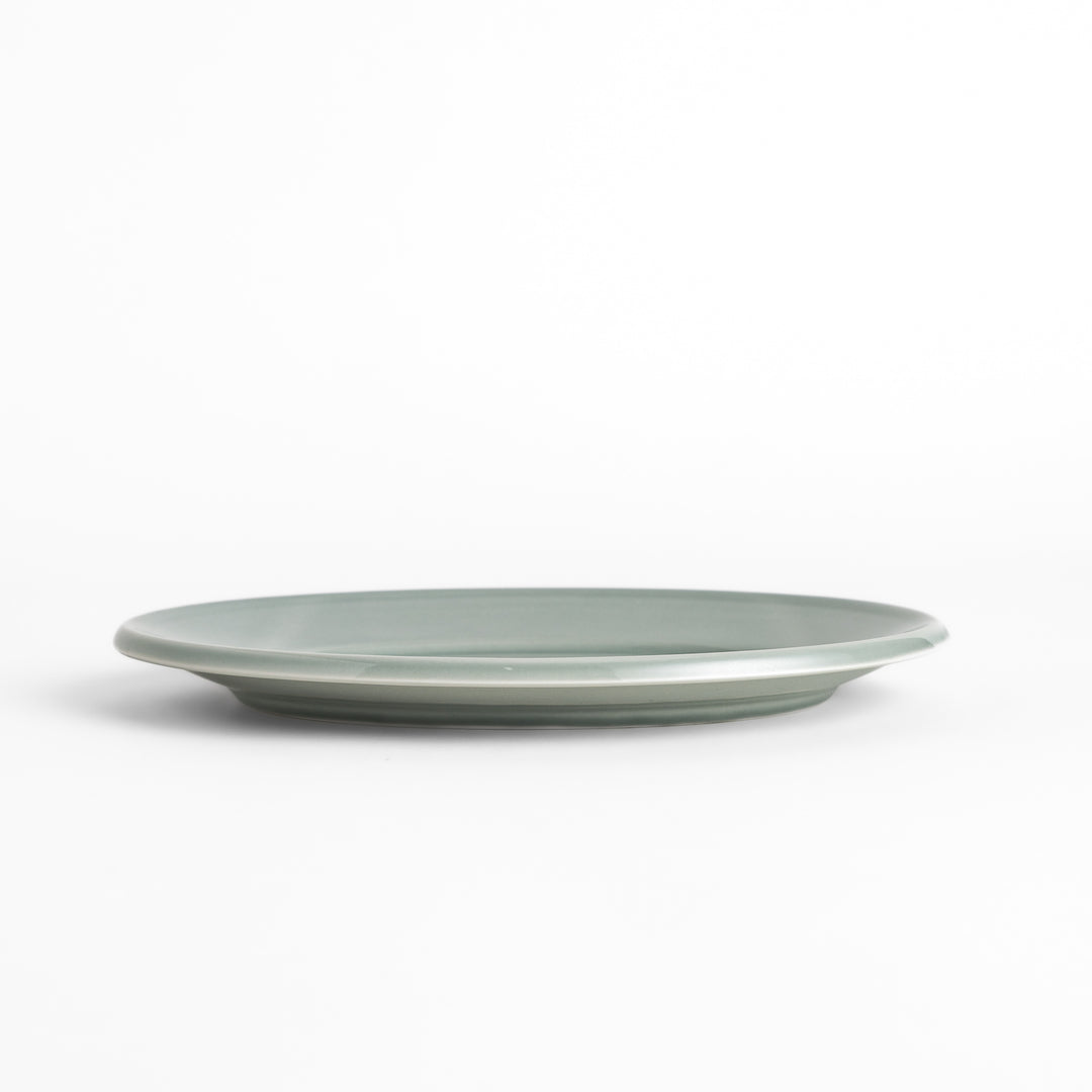 Durable and elegant gray ceramic salade plate, offering a modern and sophisticated touch to your dining.