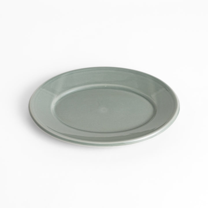 Durable and elegant gray ceramic salade plate, offering a modern and sophisticated touch to your dining.