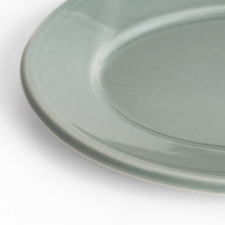 Durable and elegant gray ceramic salade plate, offering a modern and sophisticated touch to your dining.