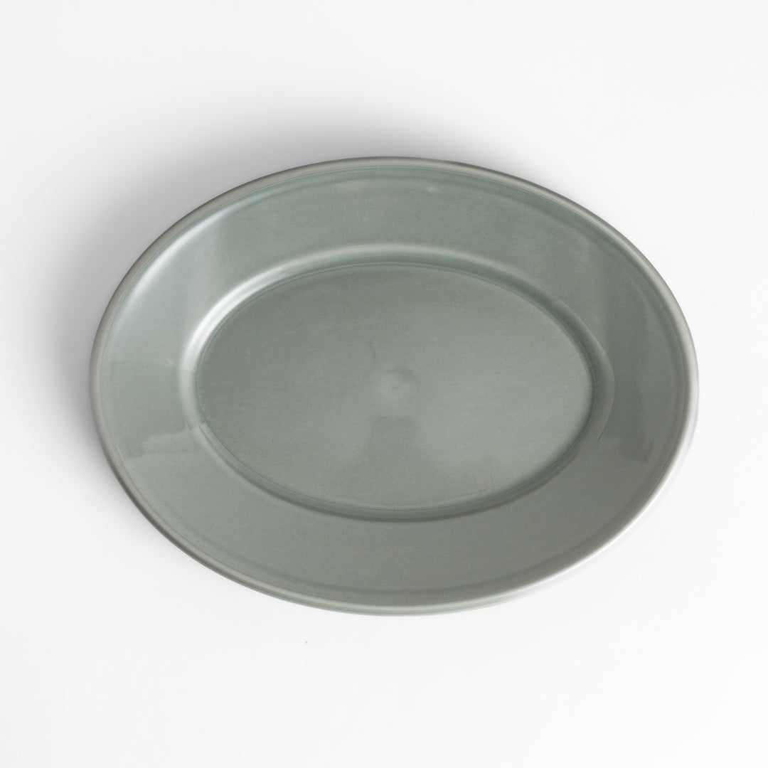 Durable and elegant gray ceramic salade plate, offering a modern and sophisticated touch to your dining.