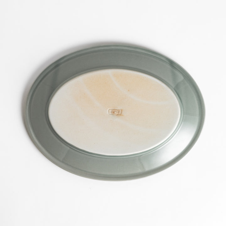 Durable and elegant gray ceramic salade plate, offering a modern and sophisticated touch to your dining.