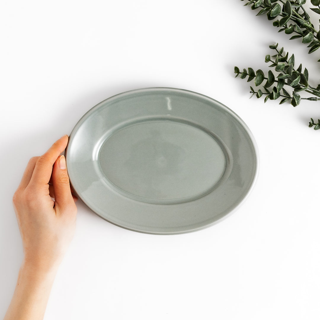 Durable and elegant gray ceramic salade plate, offering a modern and sophisticated touch to your dining.