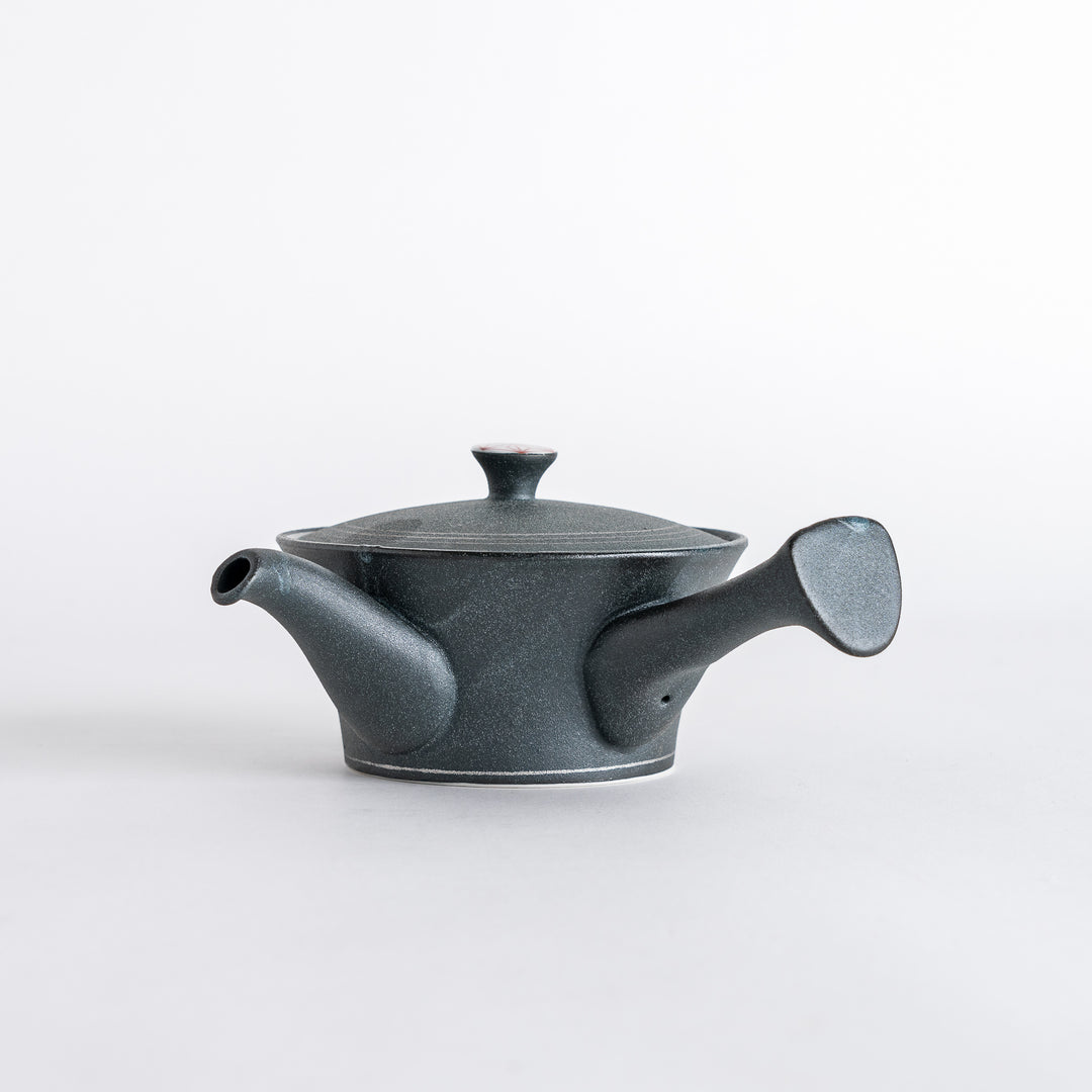 Red Hemp Black Teapot showcases a striking red hemp pattern with a sleek black finish, blending elegance and tradition.