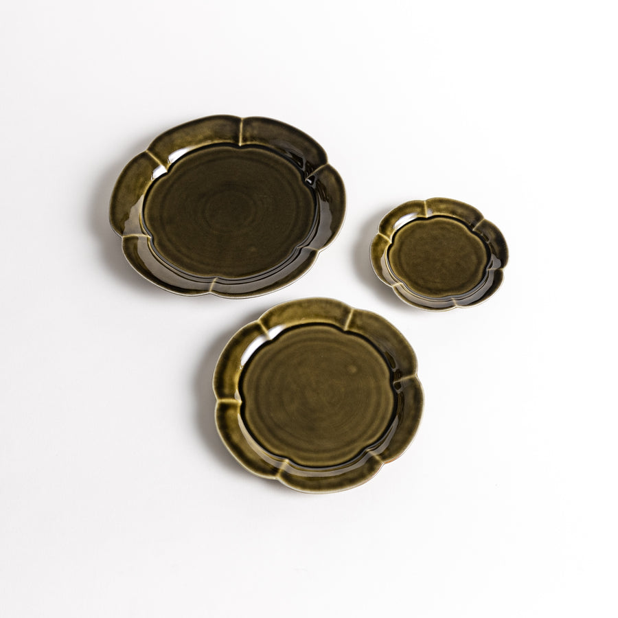 Rinka Flower Three-Piece Set, featuring three plates with flower-like scalloped edges in a rich olive green color, offering a rustic and elegant touch to any table setting.