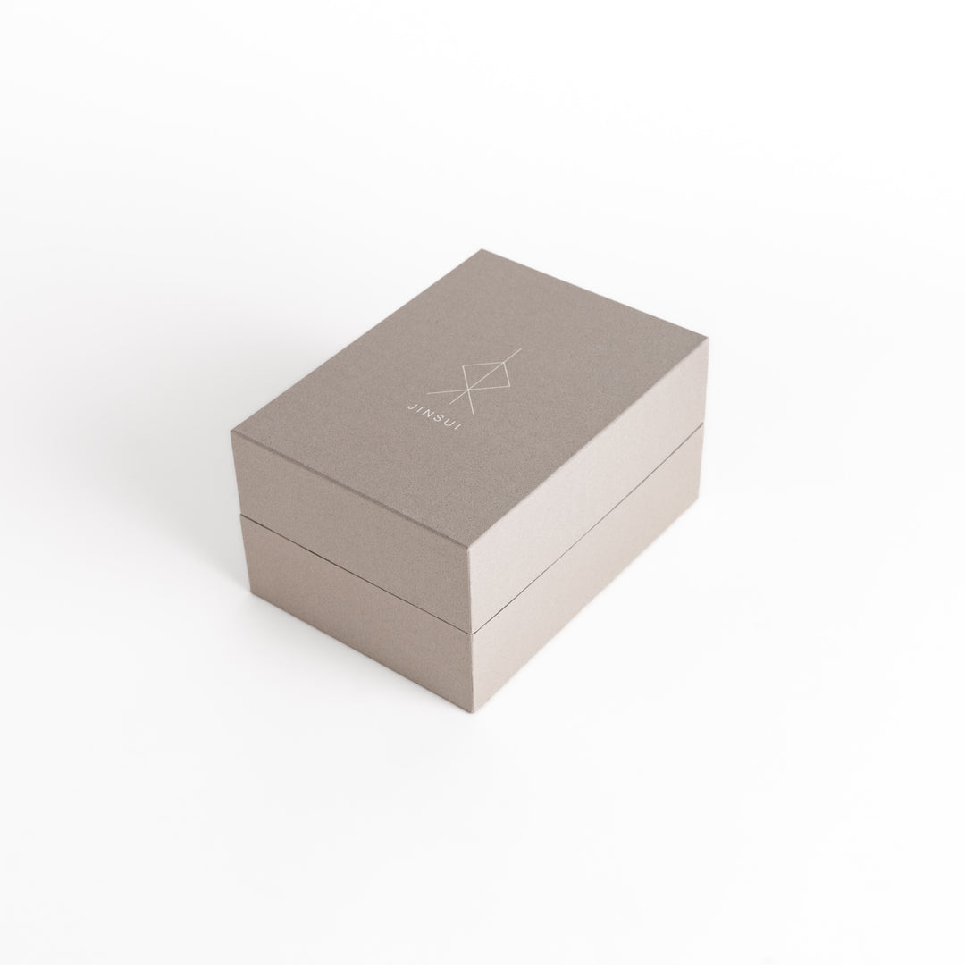 Packaging box for the black teapot, designed for safe storage with a minimalist aesthetic.