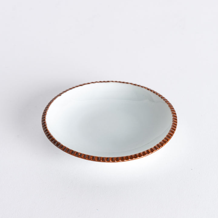 A round white sauce dish with a rustic scallop-edged border. The border comes in blue, brown, and olive.