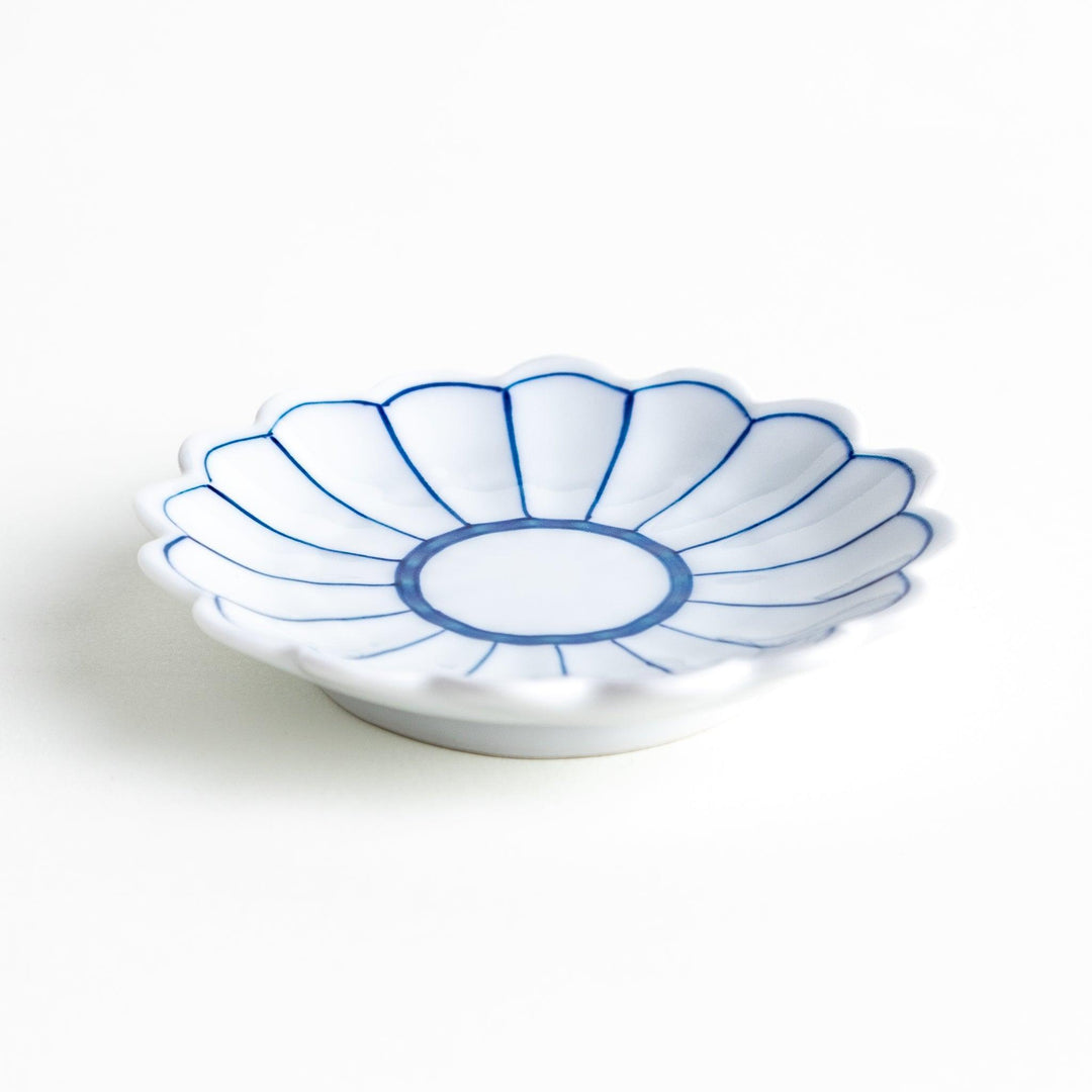 Small sauce dishes with petal-like edges, available in red or blue.