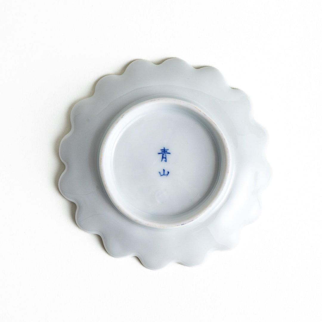 Small sauce dishes with petal-like edges, available in red or blue.