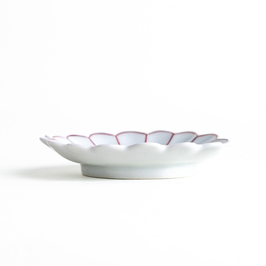 Small sauce dishes with petal-like edges, available in red or blue.